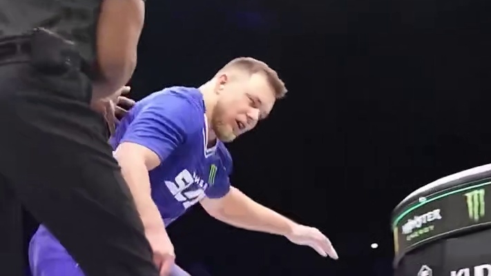 当拳击技巧融入到巴掌大赛里，一巴掌就能打晕一个！