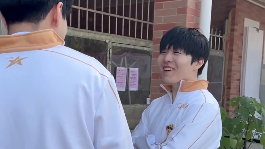 Rookie：JDG伙食怎么样 GALA：好啊，他还会装饰 Rookie：那不是跟米其林一样 ​​​