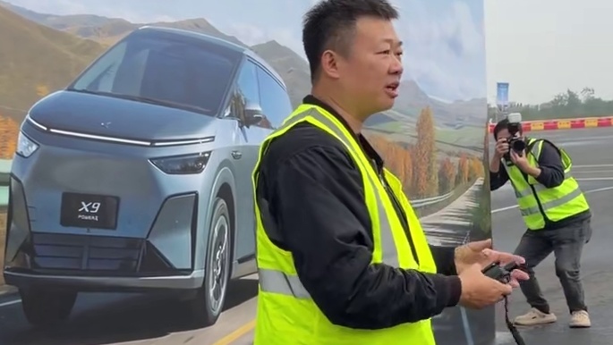 小鹏X9极端爆胎稳行挑战？表现还行吗？「快飞」 #小鹏X9时速150km暴雨爆胎不失控 近距离体验了