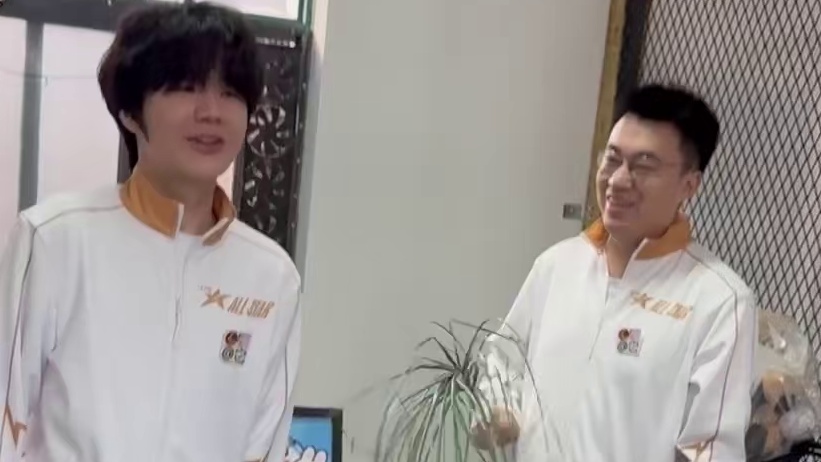 哥几个以为这是逗猫棒使劲在那玩，结果猫岛的老师说这只是装饰赶紧放回去 ​​​