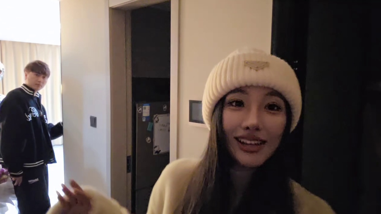 小酷迪迪相拥热吻！