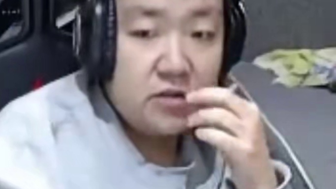 恭喜xrock进入CFS八强行列 狗哥分析了下八强战队的实力，直言AG，EP和STS肯定四强，就看x