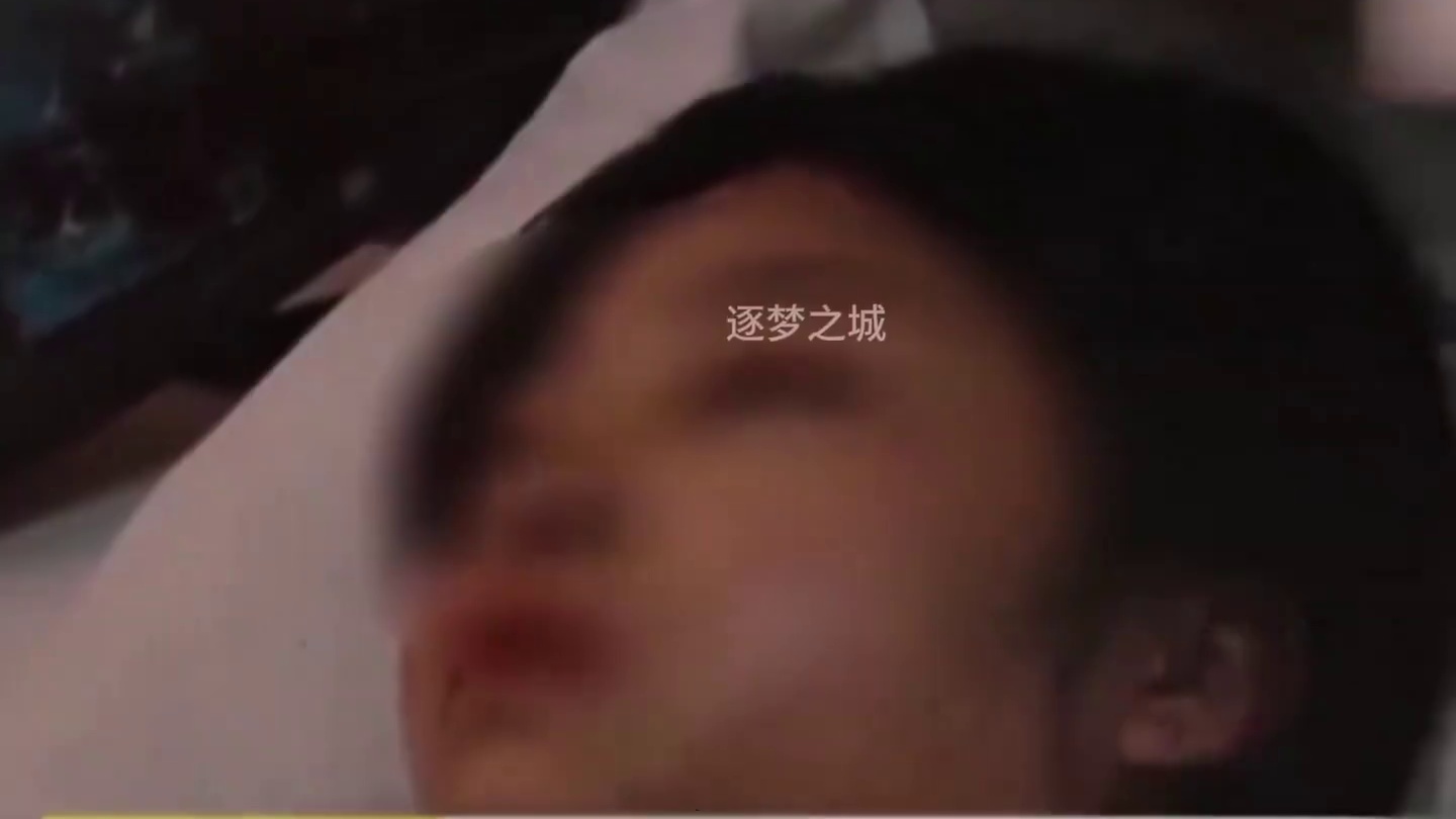 嚣张女子驾车多次恶意变道，惨遭男子 暴打