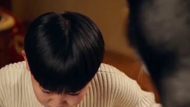 小孩哥不写作业偷玩手机被二哈教训，没想到竟被二哈一巴掌揍哭了 #萌娃萌宠 #狗狗和小孩 #二哈#哈士