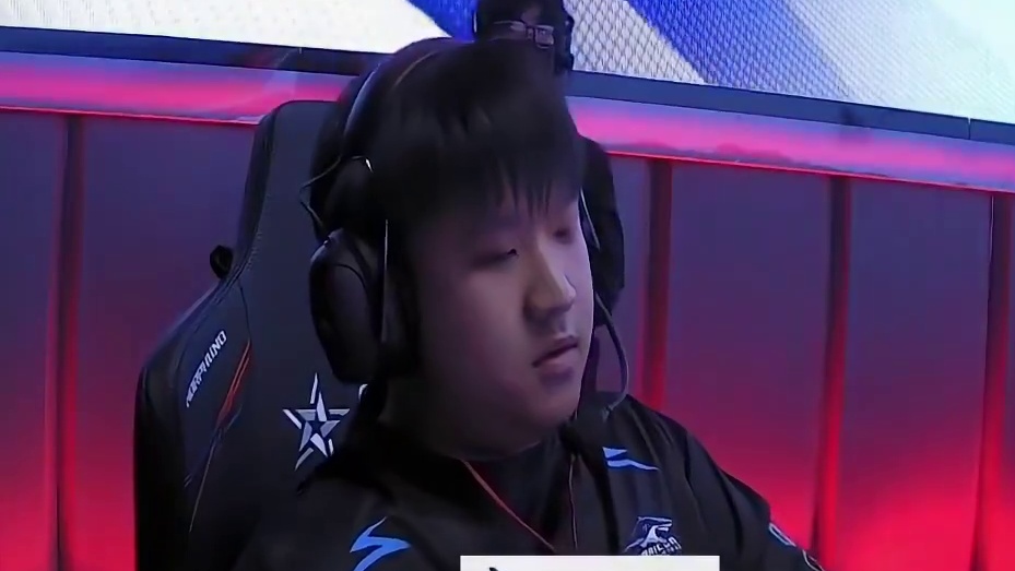 Lye世界赛关键局，拿下1v2残局！白鲨举起双手疯狂喊漂亮！#王炸念旧对战菲律宾小孩哥  #2025