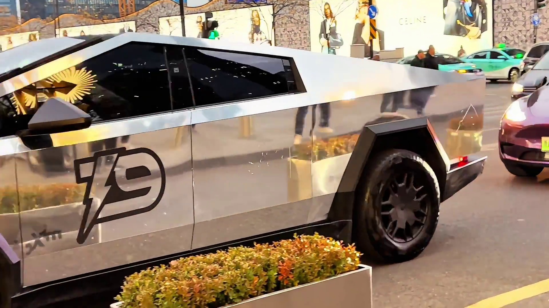 特斯拉cybertruck：一面超级不锈钢大镜子惊现杭州街头#dou是好车 #特斯拉cybertru