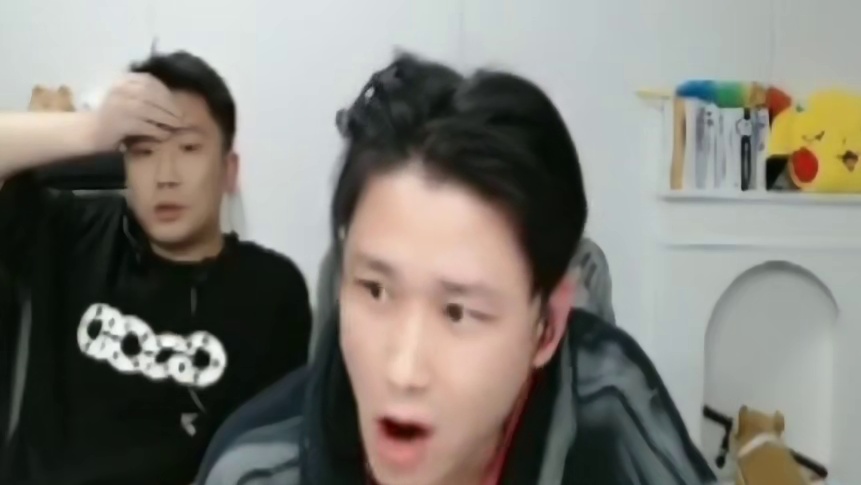 各大职业选手们看，白鲨1:2不敌STS，白鲨惨遭淘汰！全员看的无奈！#青春风暴掀翻白鲨 #白鲨止步小