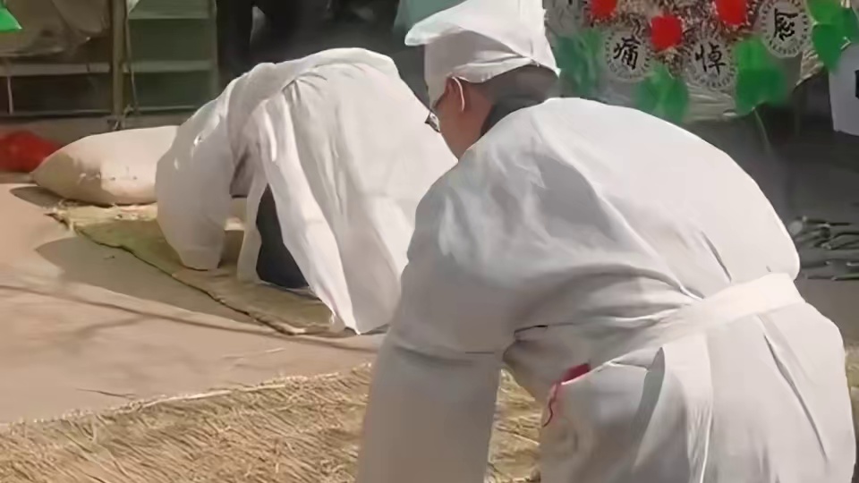 百岁老祖离世，葬礼抢团子疯了！我却盼这结局