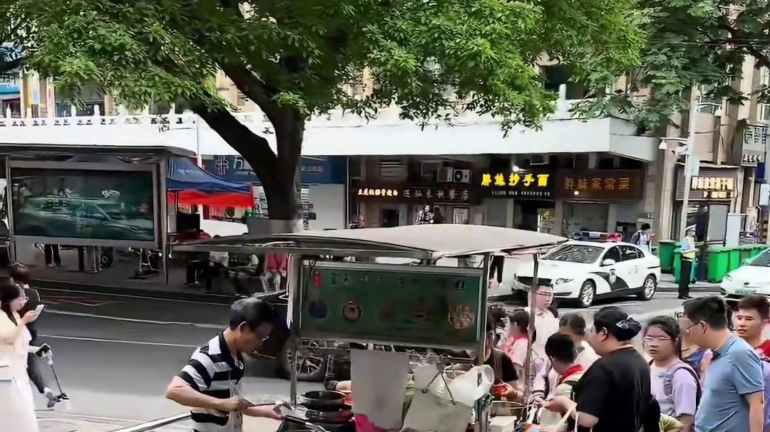 重庆街头偶遇凉糕  6元一个qq弹弹好好吃啊！