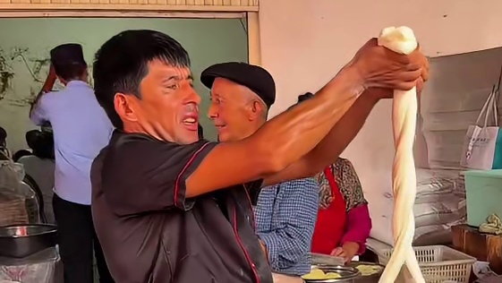 新疆街头特色大碗拉面 盖满牛肉辣椒 面条入味劲道的很