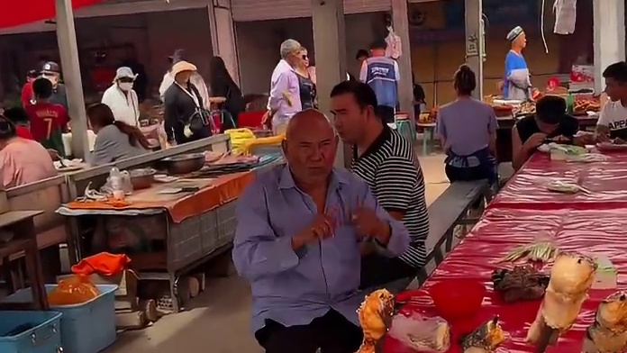 新疆街头炭火烤鱼 烤得焦焦脆脆这一口骨头都酥了