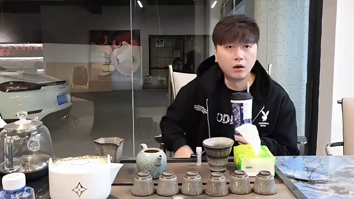 小酷带货弹幕刷屏要月饼！乔妹看到包要开机的