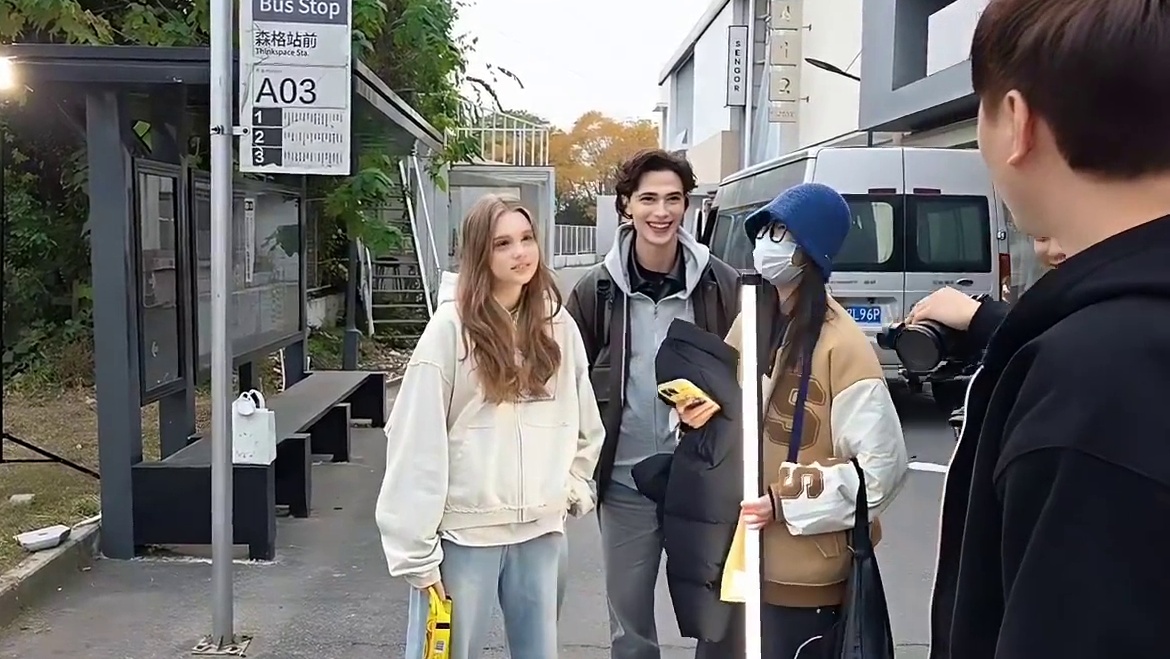 偶遇俄罗斯美女！忍不住下车自报家门