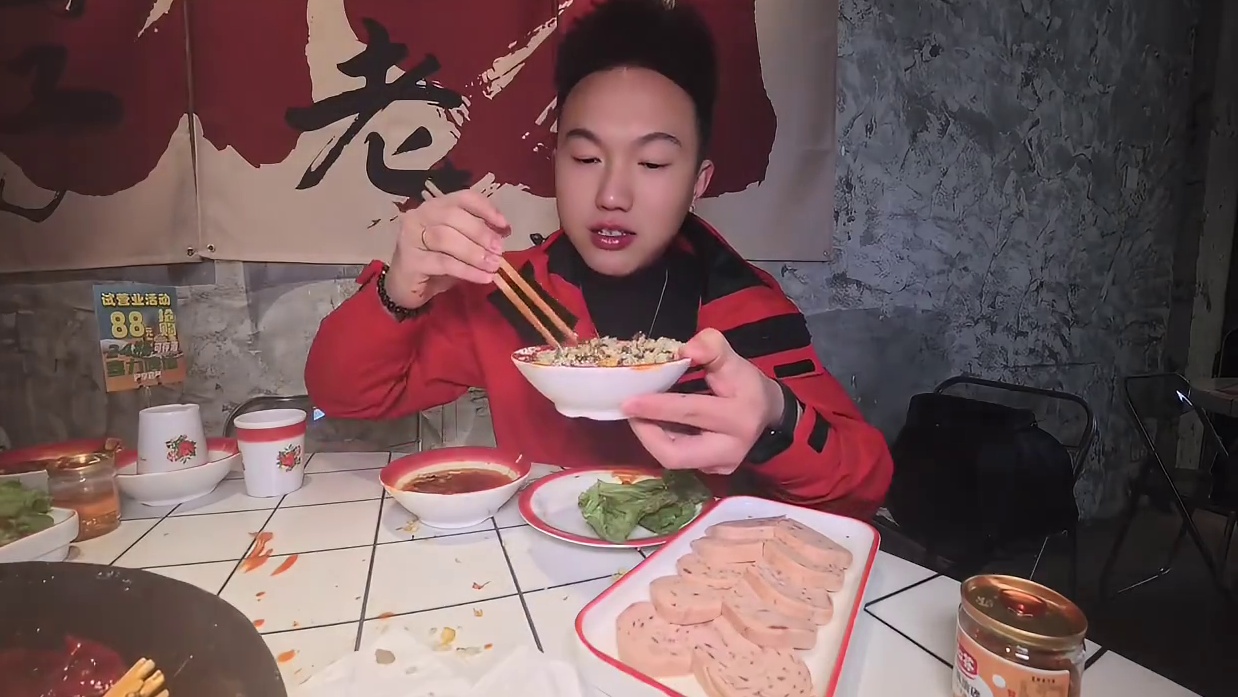 有时候是真的羡慕四川大学附近的朋友！98块钱吃一顿重庆火锅！真的太离谱了#黄妈火锅 #重庆火锅#成都