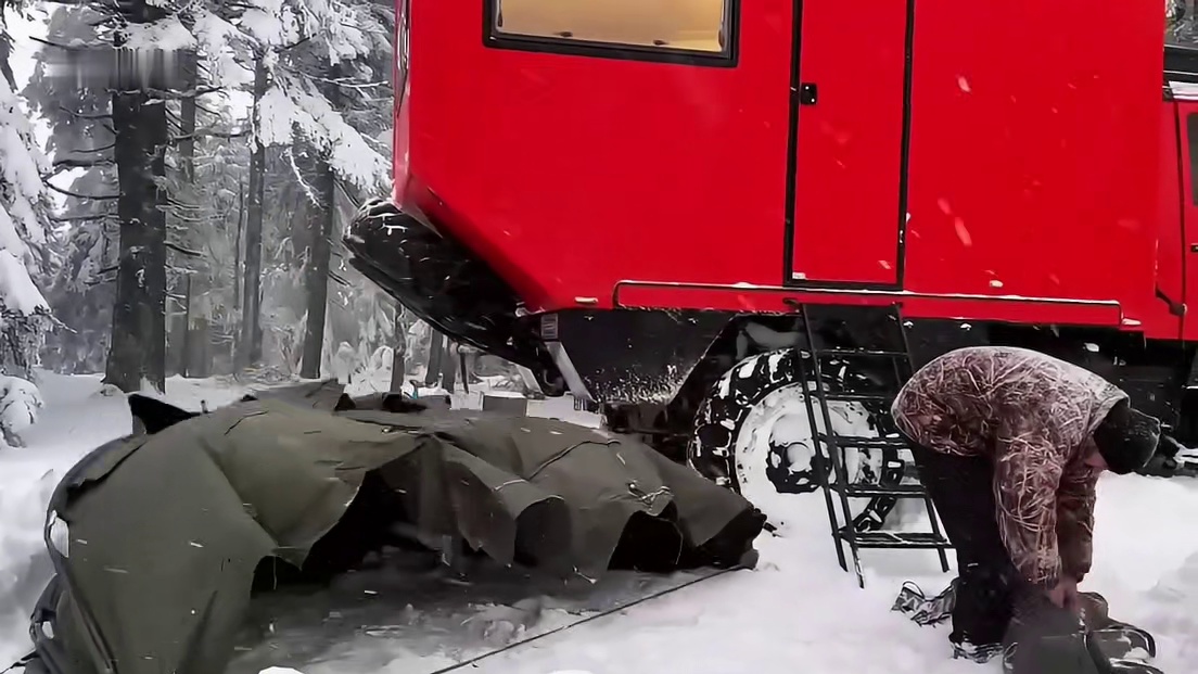 当外部狂风暴雪肆虐的时候房车内部便是最安全的庇护所 (1)