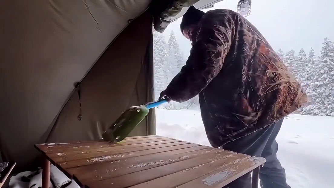当外部狂风暴雪肆虐的时候房车内部便是最安全的庇护所 (3)
