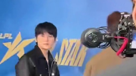 哥哥今天这套皮衣造型很帅啊！ ​​​