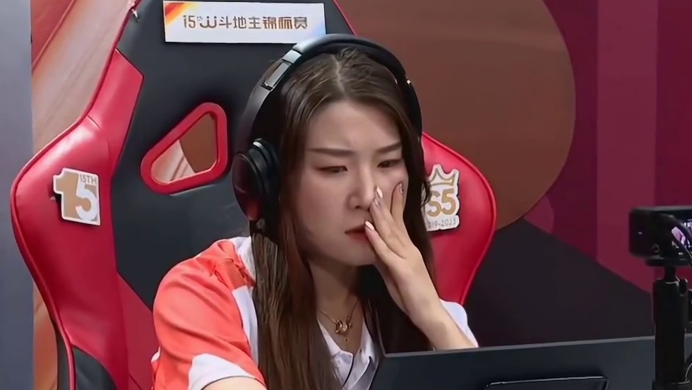 究竟是怎样的牌局能给仙女小姐姐打出痛苦面具来？