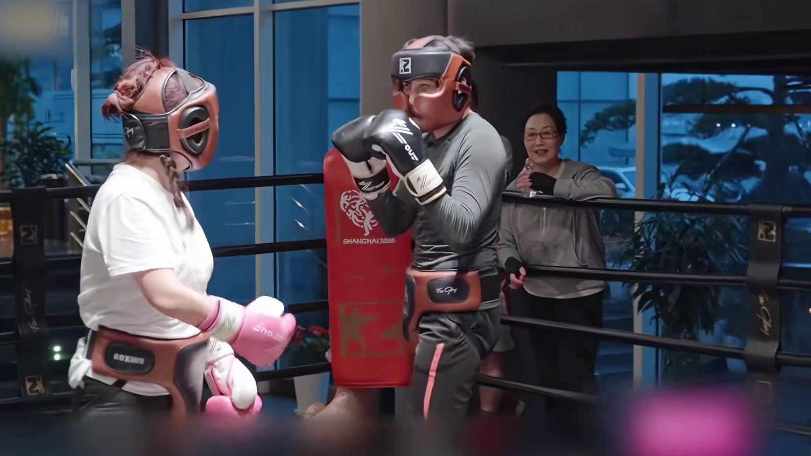 婆婆只心疼儿子无视儿媳，故意抢毛巾还装失忆