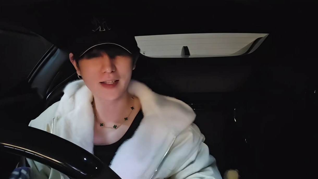 童锦程欲出门SF90故障后猛砸方向盘：这尼玛的破车