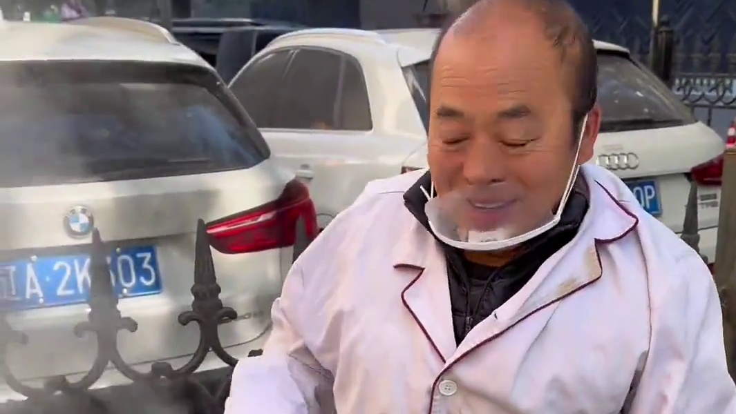 东北街头手打卤面10块满满一大碗，卤子随便吃