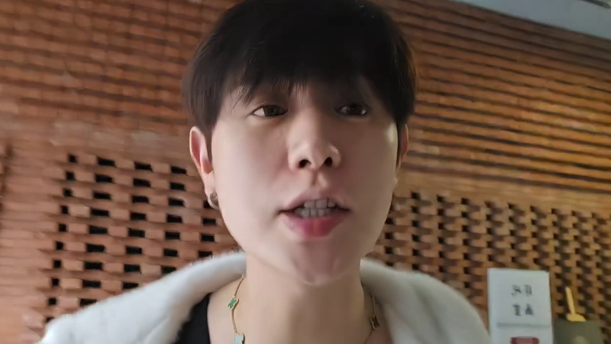 弹幕质疑童锦程走路太飘：我卧推能推120斤，这么走路有问题吗？