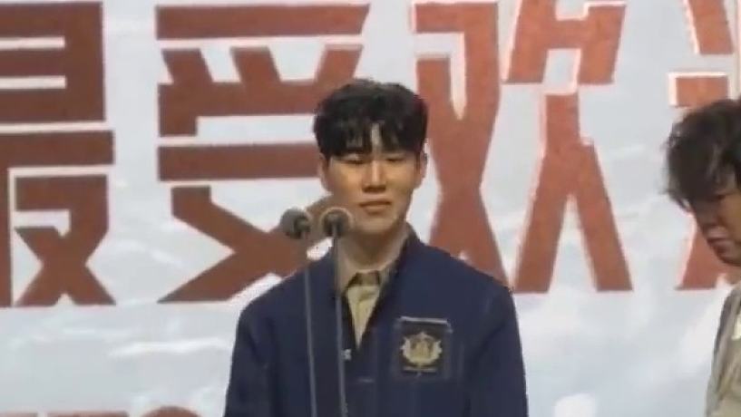 TheShy希望大家都能幸福！年度最受歡迎選手TheShy上臺領(lǐng)獎：在LPL待了這么多年，被大家支持很開心，希望大家不管做什么都能過得很幸福！ ???