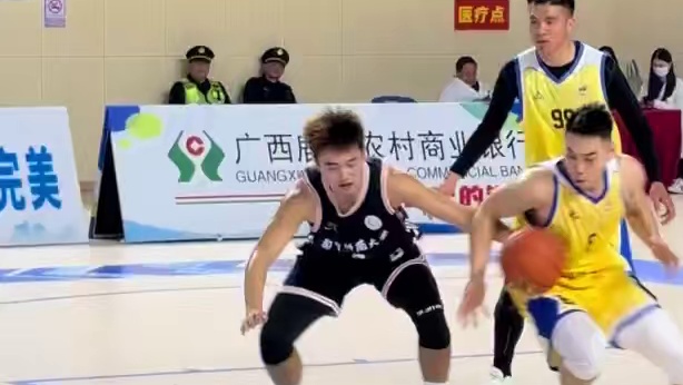 上林乔容队李真抢断一条龙快攻。 鹿寨县五省（区）篮球赛交通安全杯八强赛精彩对决#鹿寨 #篮球 #上林