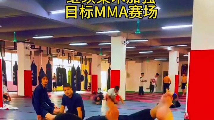 少年负壮气，奋烈自有时！年轻的“老将”王雄飞，刚刚拿下四人战冠军，转战MMA擂台快一年的时间，期待你