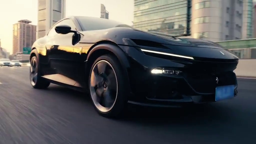 不是SUV是FUV
这是一台可以日常使用的法拉利V12猛兽。特别的对开门设计在用车上给人一种很优雅又