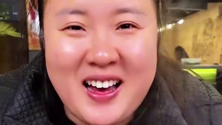 像初中生的妹妹（已成年）来挑战3斤小面，说感觉自己会翻车，但是吃面一大口接大一口！