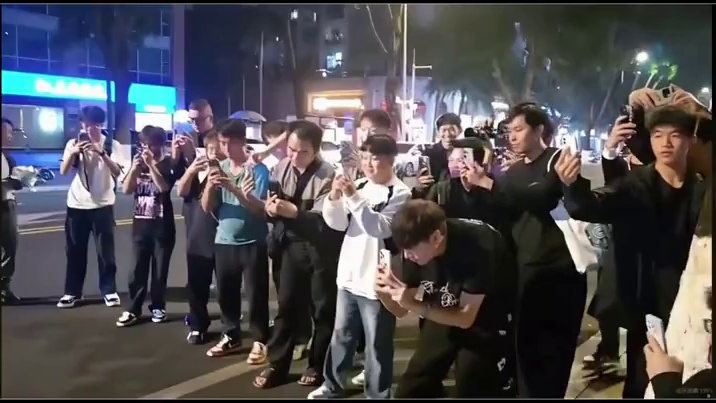 什么样的女人能让这么多男人为她拍照？
#小小小酷哥 #组织1995 #名场面 #快来围观