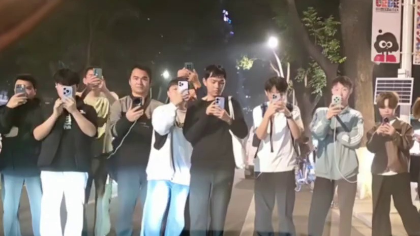 广州惊现赤龙路人惊到了全围上来拍照#小小小酷哥 #布加迪chiron #组织1995 #名场面