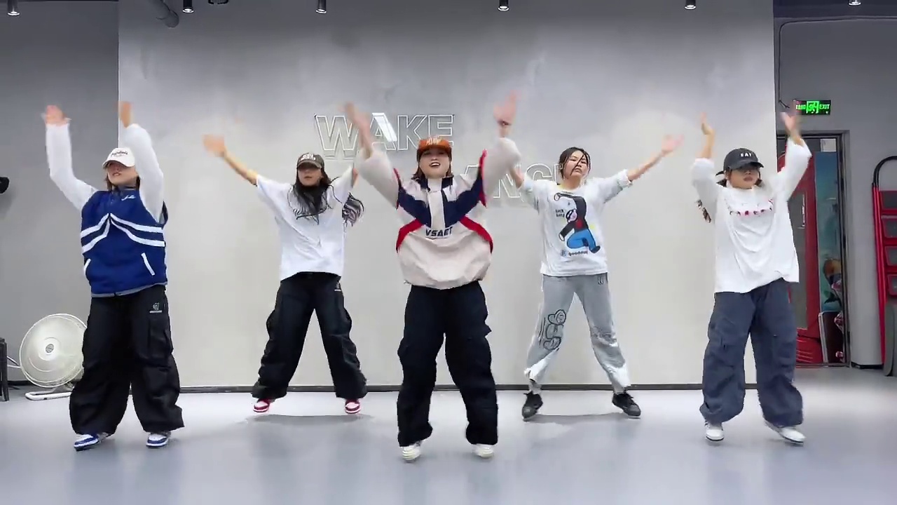 好热血的音乐！好燃好激情澎湃！！冲动 #耶子编舞 #hiphop基础 #冲动旋风少女 #戚百草就是现