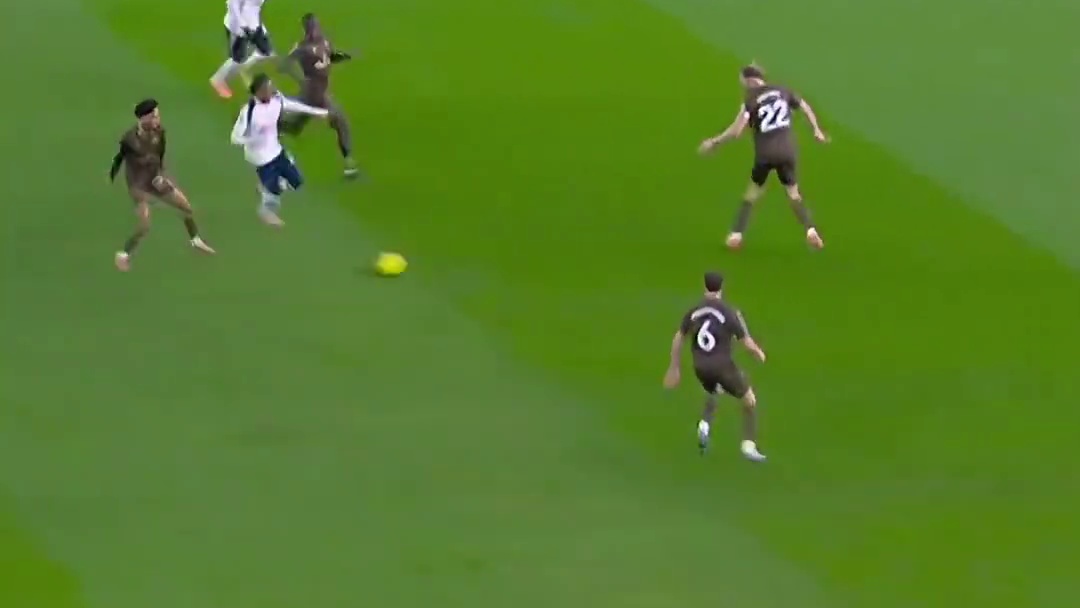 对方失误，热刺接连错失机会。看英超，上咪咕视频。#英超 #足球