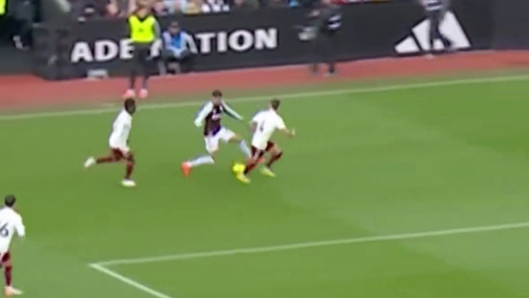 天赋溢出，罗杰斯禁区内1v4并送出妙传；看英超，上咪咕视频。#英超 #维拉