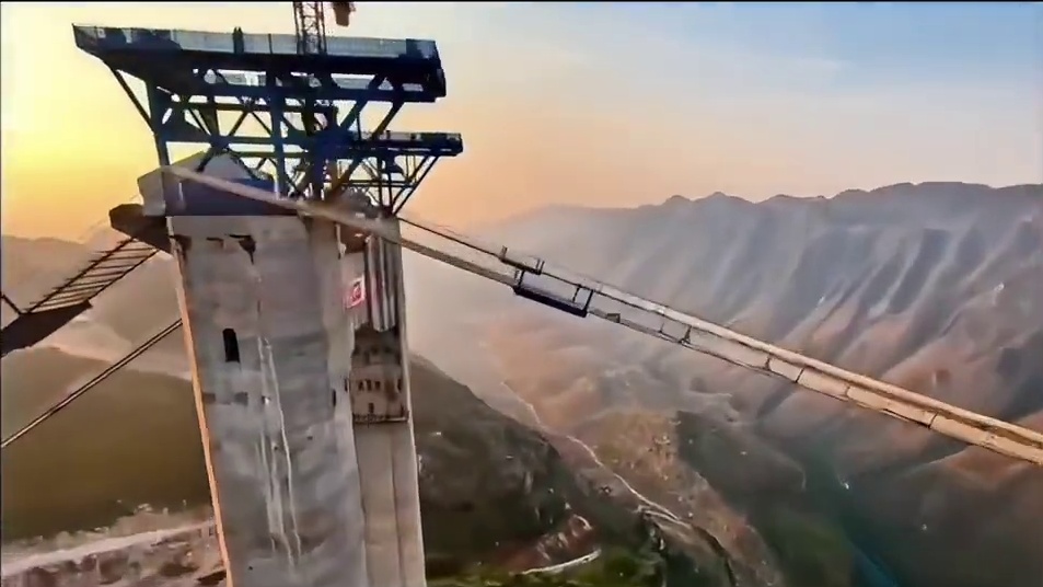“坚刚不可夺其志 万念不能乱其心” #中国基建 #桥见贵州 #花江峡谷特大桥