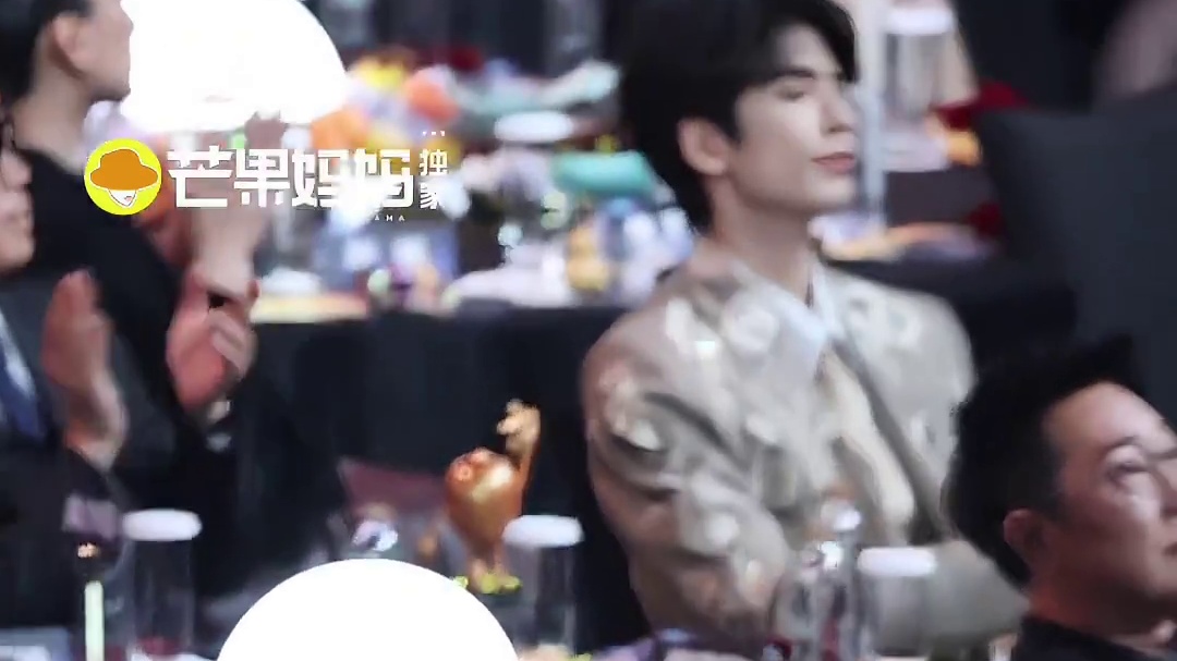 获奖第一时间向全场观众鞠躬的#刘宇宁 如何呢！#2025爱奇艺尖叫之夜 #尖叫之夜主打熟人局 #20