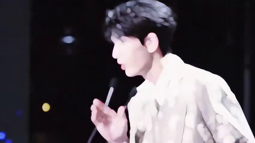 恭喜！们#张凌赫 就这么迈着大步子走向领奖台！！#2025爱奇艺尖叫之夜 #2025尖叫之夜