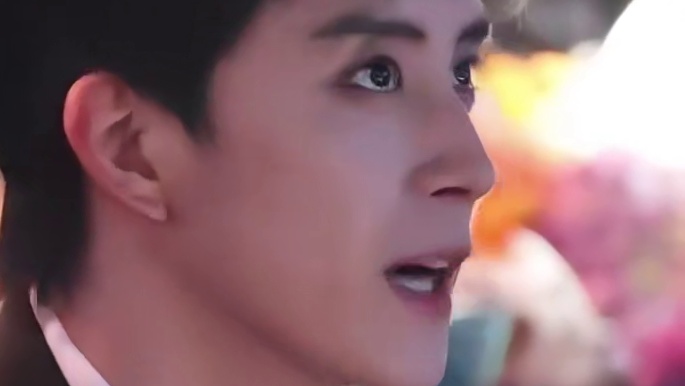 好精彩的reaction，明爽哥出现了#敖瑞鹏 #2025爱奇艺尖叫之夜
#尖叫之夜主打熟人局