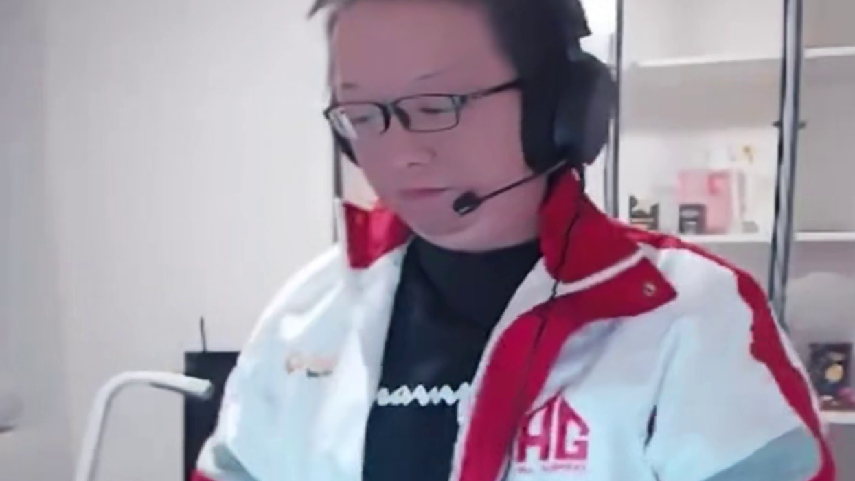 园区父子跟大光头单挑 倔鸡还整上队服了父子俩让大光头秒个批样