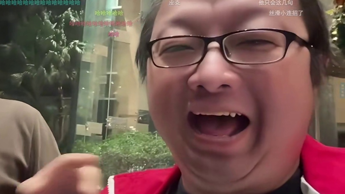 倔鸡面子这么大吗明天比赛不休息还陪倔鸡打五五 这老外真有意思哈哈哈 倔鸡跟大光头依依不舍道别相互表白