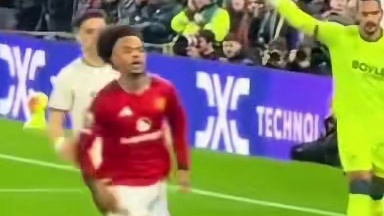 足球比赛现场，球员们热情洋溢！#足球