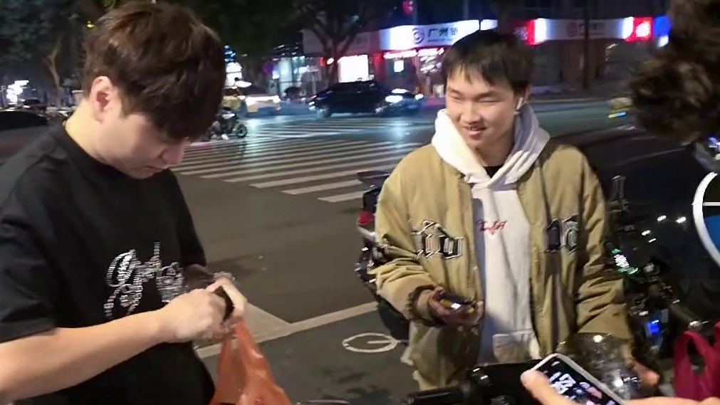 小酷广州行给水友一人一包烟！现场人山人海