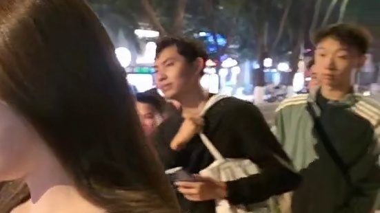 名场面！旺旺顶级身材遭众人围着拍