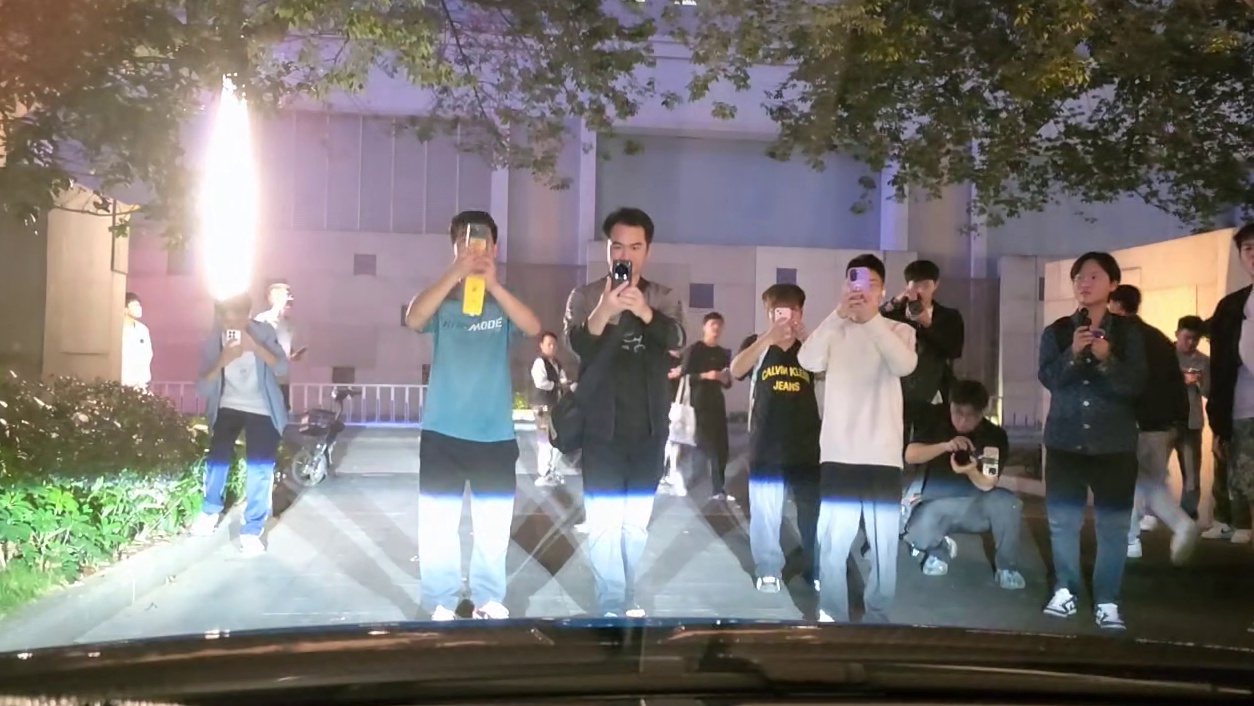 小酷遭街拍围堵！直呼太牛逼了