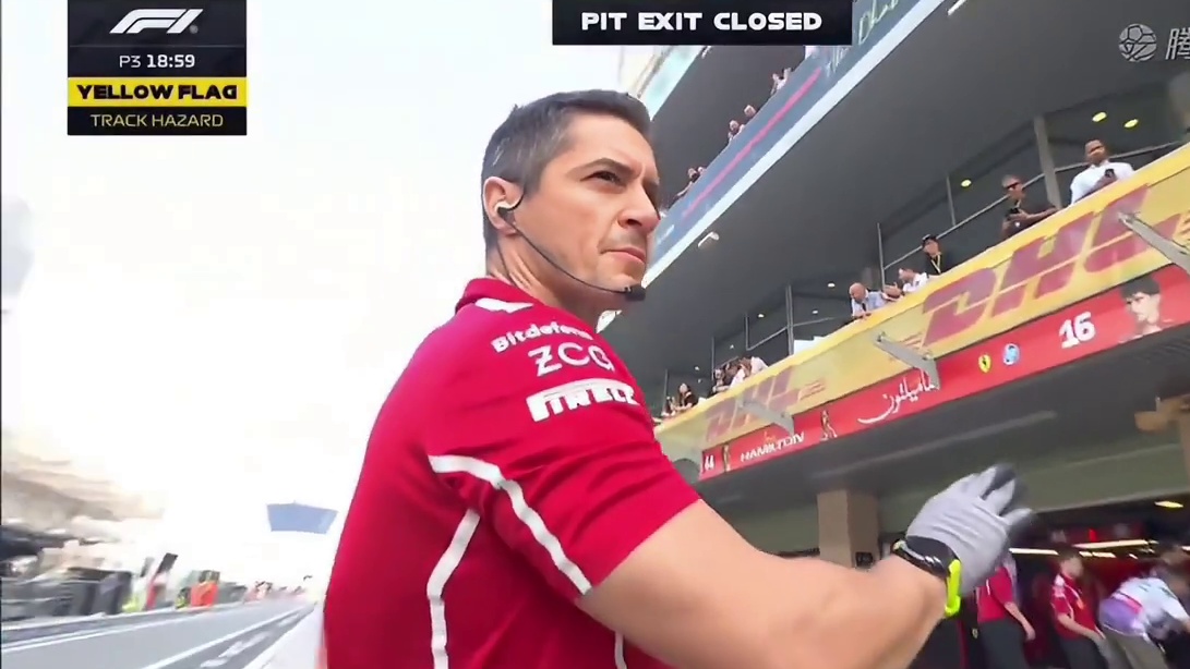 当红旗后，维修区车辆同时释放时