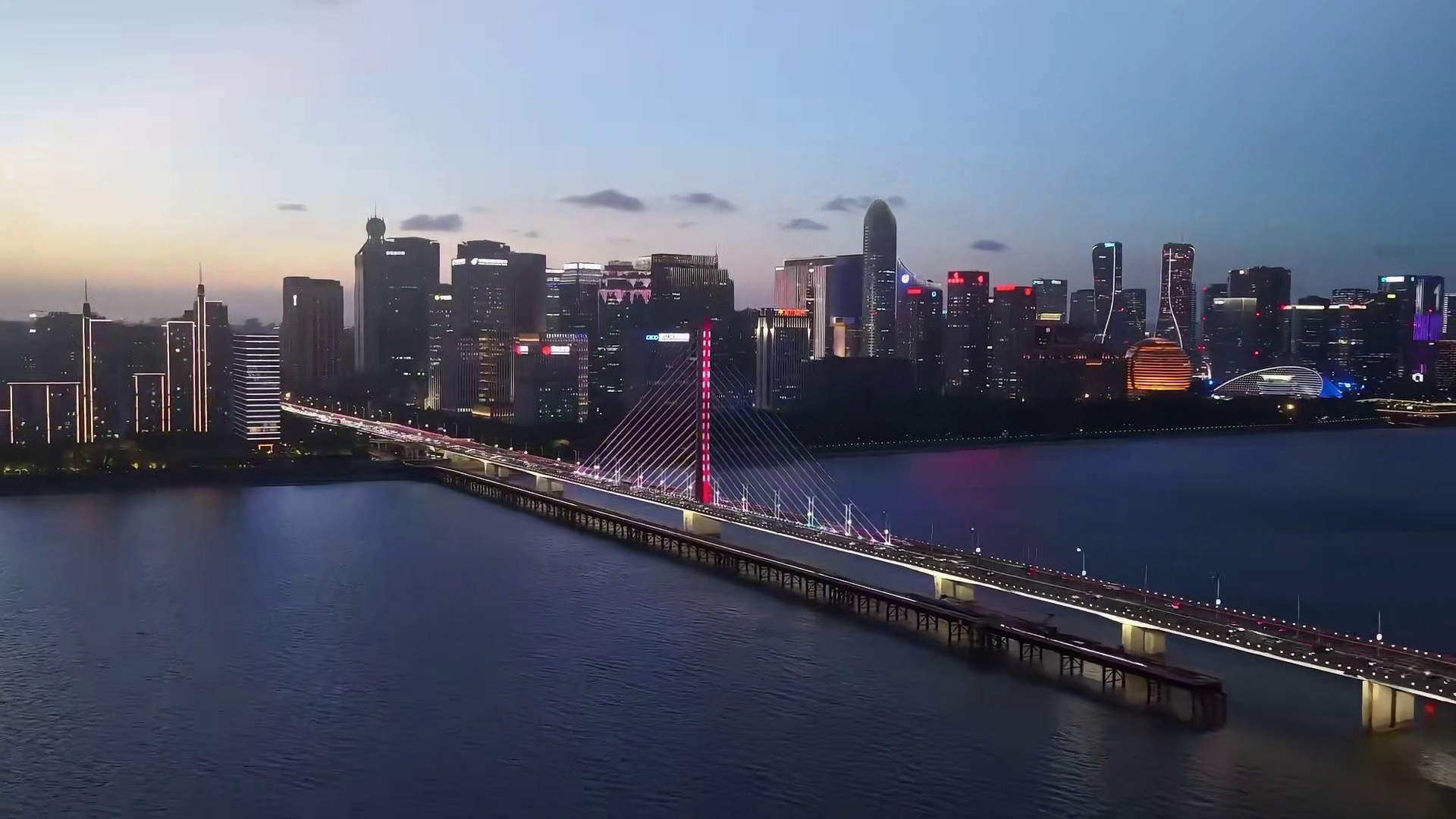 “苏堤疾驰，西湖决胜”——全国车神争霸赛S4决赛日拉开帷幕！ 八强聚首，于此决胜！
进入直播间，见证