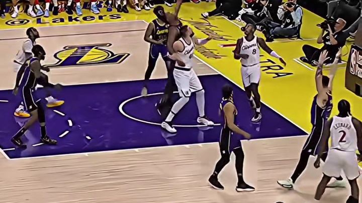 东施效颦！小卡模仿老詹的进攻动作，反被裁判吹了犯规