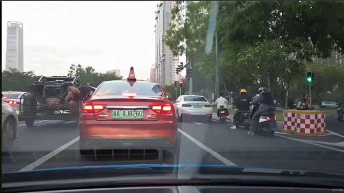 拍照有点专业了，小伙子。
#小小小酷哥 #组织1995 #街拍豪车 #路拍